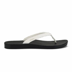 OluKai ‘Uiki - Bright White / Lava Rock
