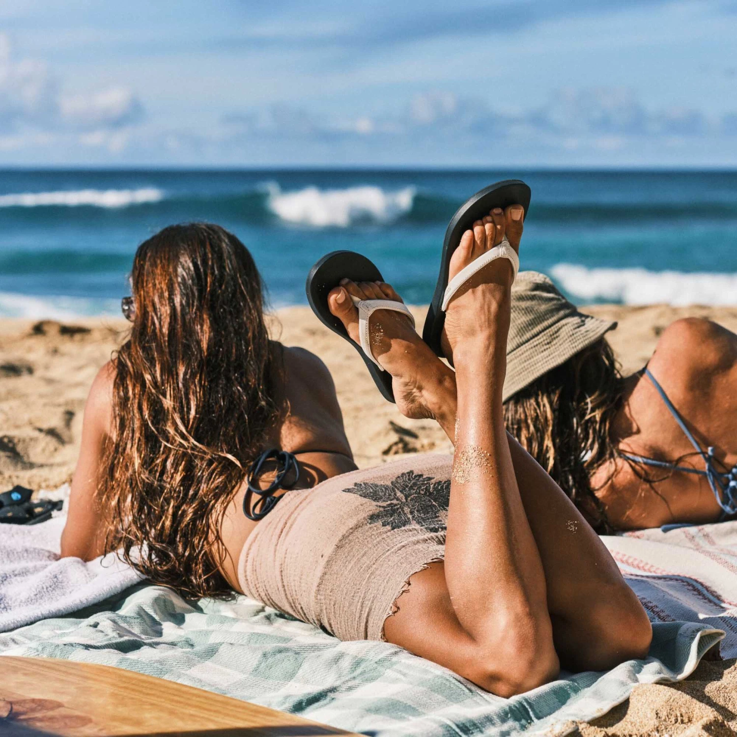 OluKai ‘Uiki - Bright White / Lava Rock 4 OluKai ‘Uiki - Bright White / Lava Rock - Image 2